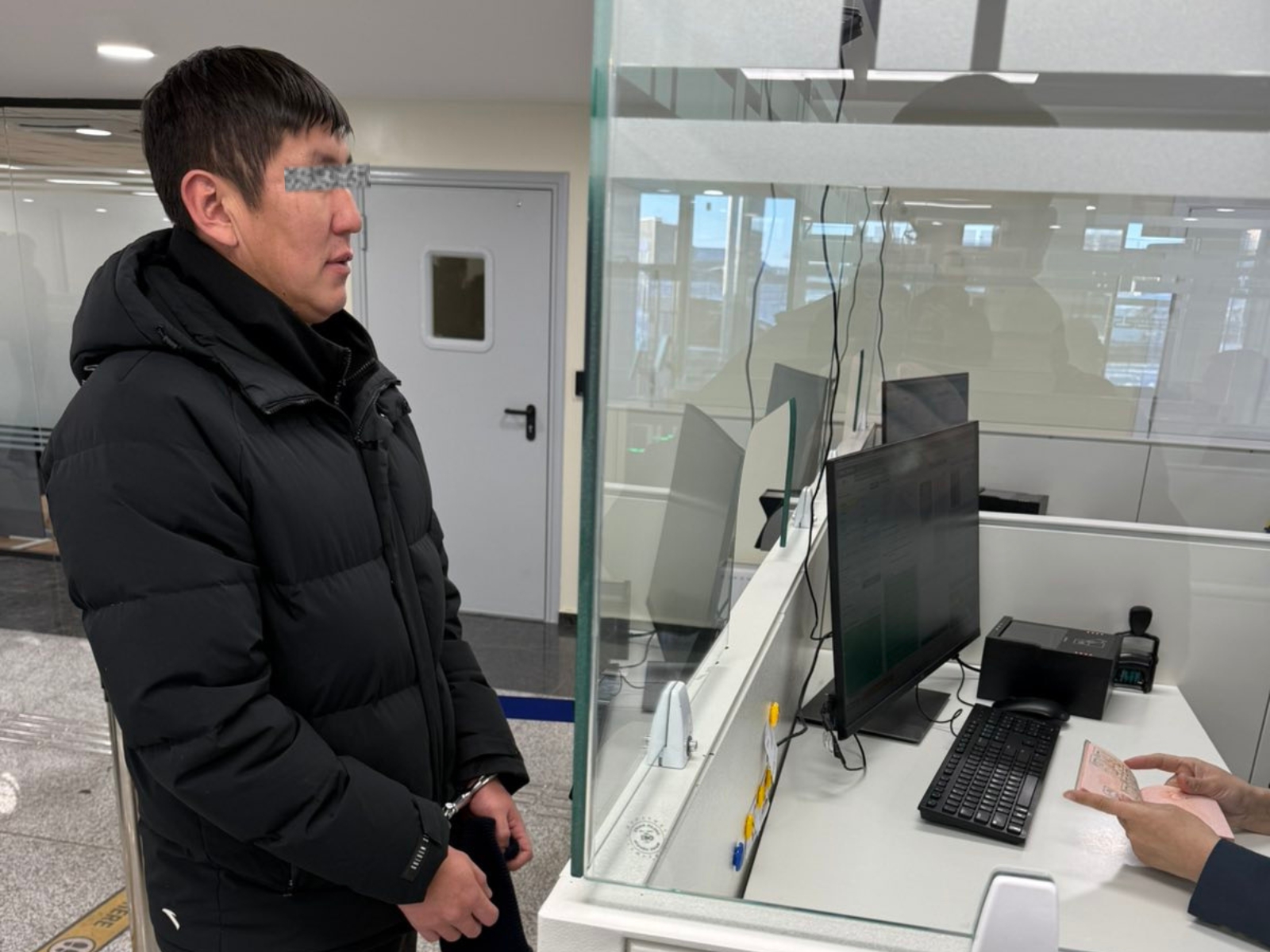 Интерполоор эрэн сурвалжлагдаж байсан ОХУ-ын иргэнийг харьяалах улсынх нь хууль хяналтын байгууллагад шилжүүлэв