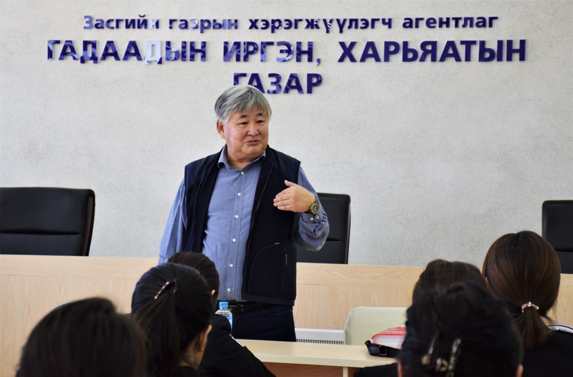 Зохиолч, нийтлэлч Б.Цэнддоо “Монгол хүний сэтгэлгээ ба хандлага” сэдвээр албан хаагчдад лекц уншлаа